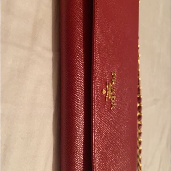 Red Prada bag - Picture 3 of 6